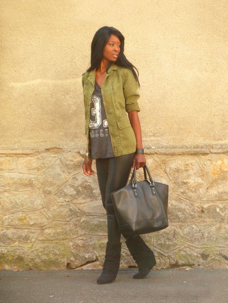 Take a t-shirt from basic to street chic with an anorak, leather bottoms, and luxe-looking Fall accessories.
Source: Lookbook.nu
Take a t-shirt from basic to street chic with an anorak, leather bottoms, and luxe-looking Fall accessories.
Source: Lookbook.nu