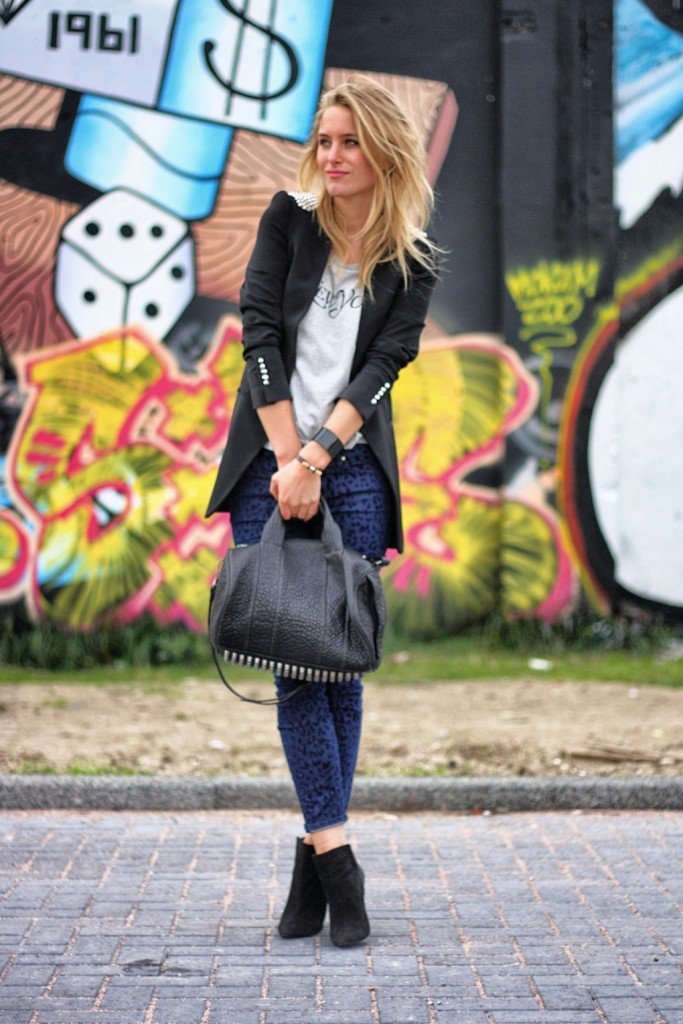Printed pants are still pretty major for Fall — play to the trend with print on bottom and a fitted blazer on top to temper the statement power.
Source: Lookbook.nu
Printed pants are still pretty major for Fall — play to the trend with print on bottom and a fitted blazer on top to temper the statement power.
Source: Lookbook.nu