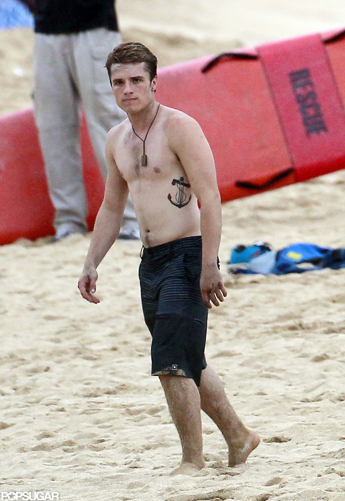 Josh Hutcherson Was Shirtless On The Beach Shirtless Josh Hutcherson Catches Frisbees On The 7903