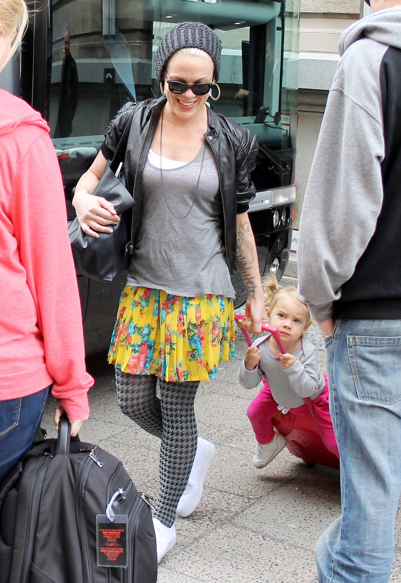 Pink And Her Daughter Willow Hart Arrived At Their Hotel In Berlin Mays Most Adorable 