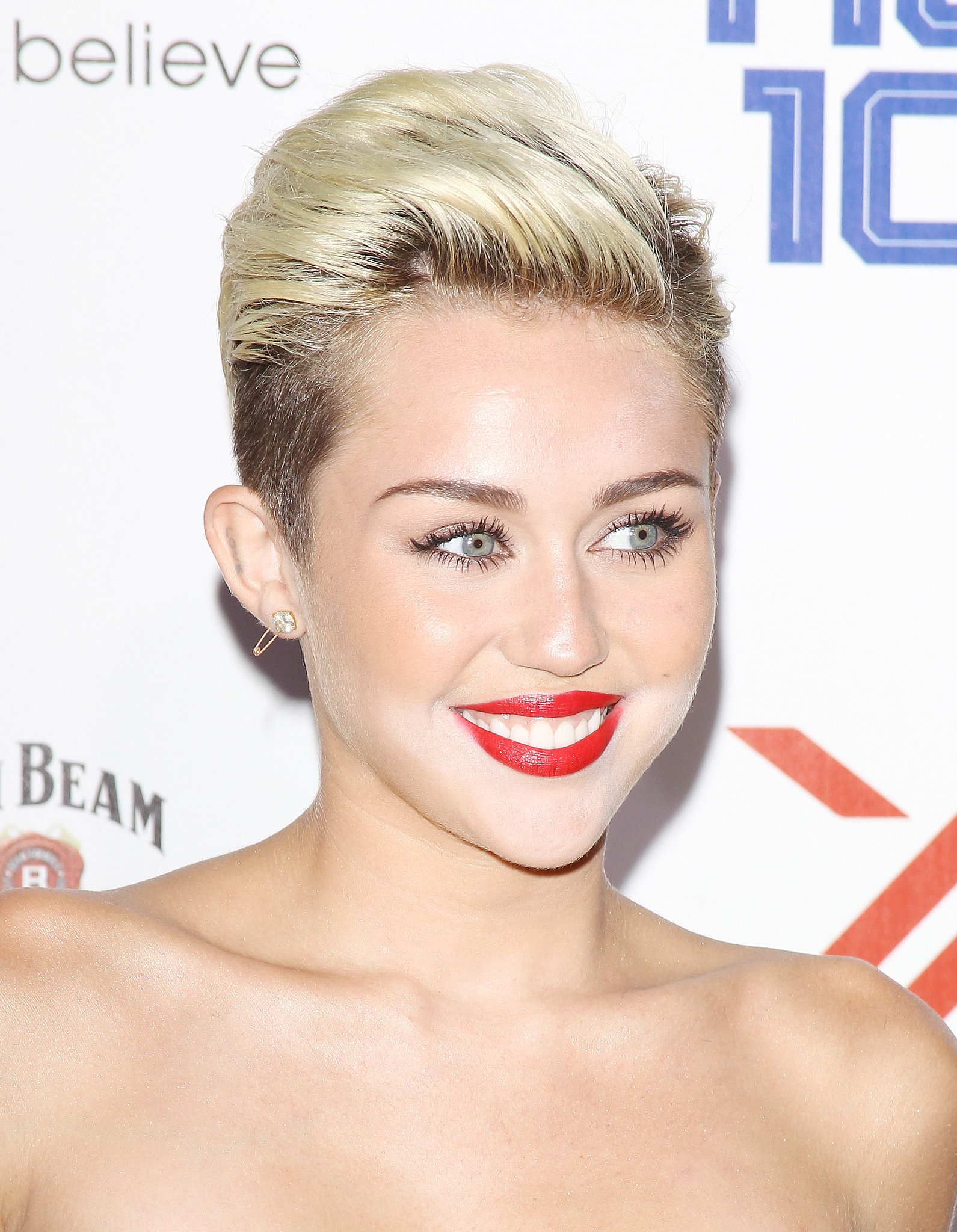 Celebrity Gossip And News The Ring S Back On Miley Cyrus Puts The Breakup Rumours To Rest