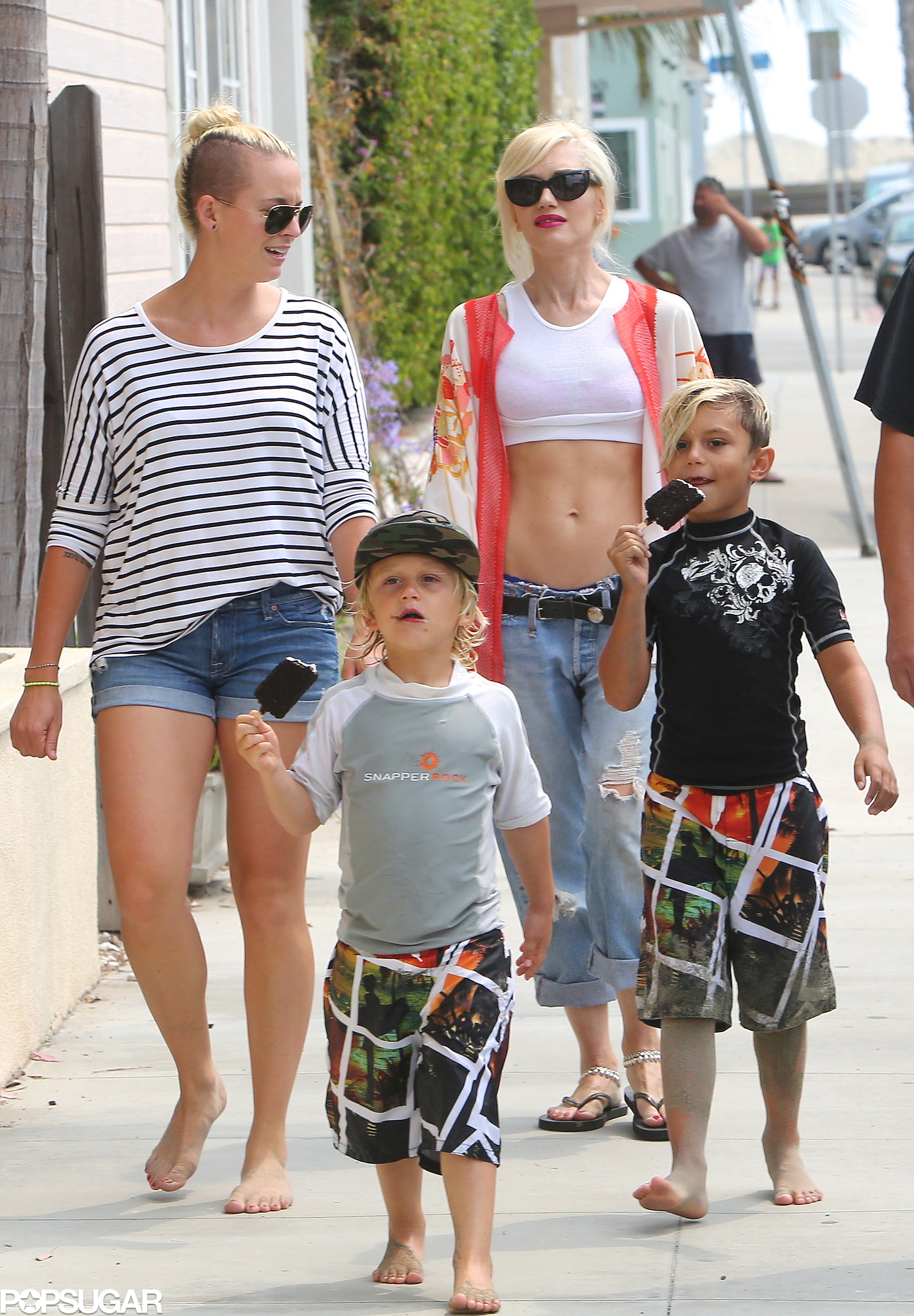 Gwen Stefani Walked With Her Sons And A Friend Gwen Stefani Bares