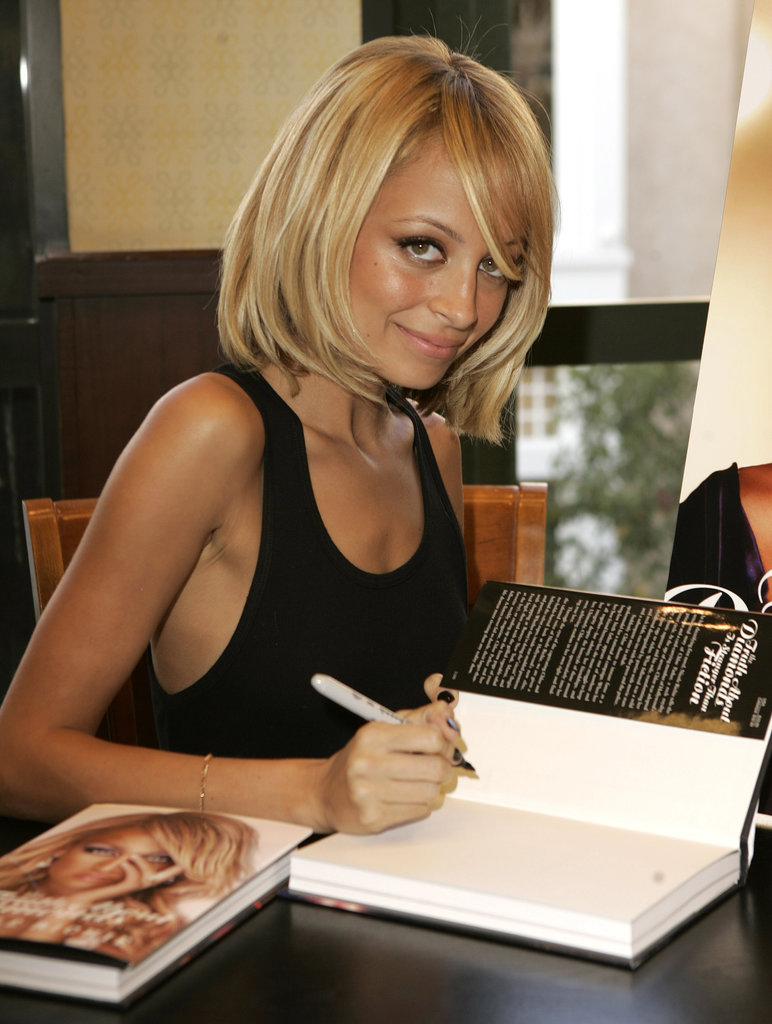 Nicole — with a cute new blond bob — signed autographs of her first book, The Truth About Diamonds, at an LA Barnes and Noble store in November 2005.
Nicole — with a cute new blond bob — signed autographs of her first book, The Truth About Diamonds, at an LA Barnes and Noble store in November 2005.