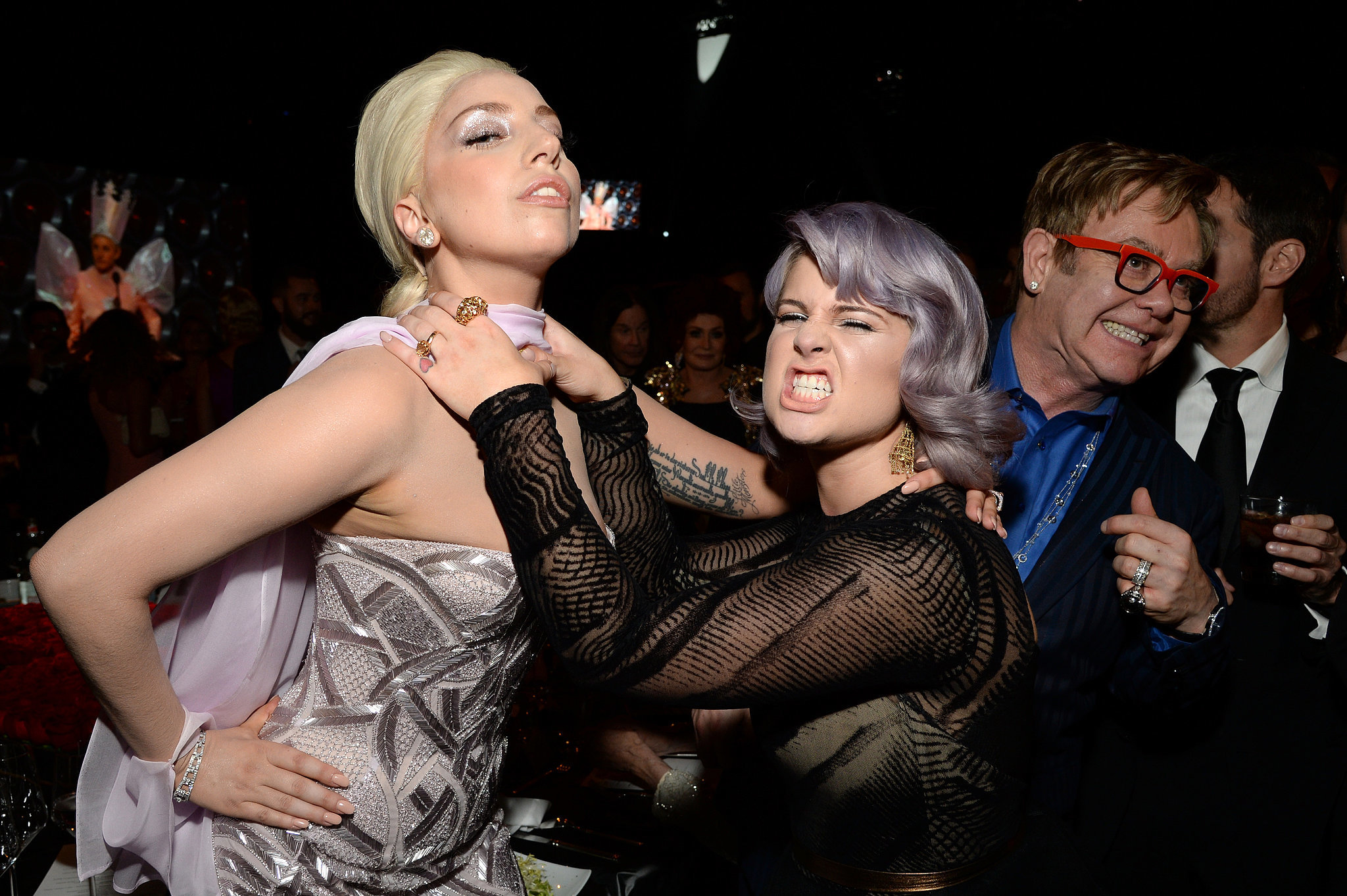 Kelly-Osbourne-pretended-choke-Lady-Gaga