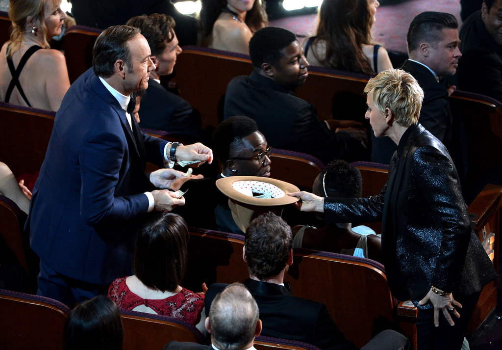 Kevin Spacy was one of many stars who contributed to the pizza guy's tip that Ellen collected in Pharrell's hat.
Kevin Spacy was one of many stars who contributed to the pizza guy's tip that Ellen collected in Pharrell's hat.