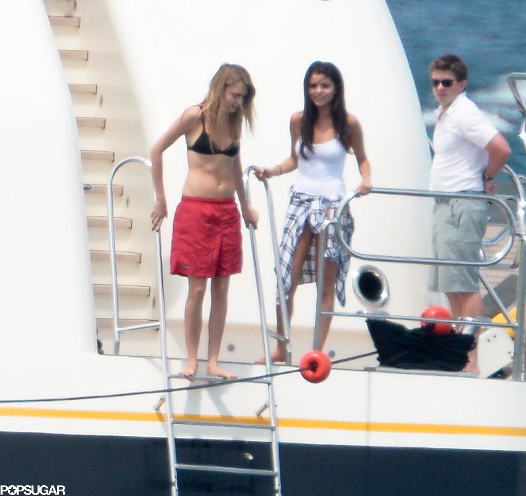 http://media4.popsugar-assets.com/files/2014/07/21/826/n/1922398/d52bc7eee837e2e0_EXC_SELENA_CARA_S_072114_44fbjv5P_wm.xxxlarge/i/Selena-Gomez-Cara-Delevingne-Bikini-Saint-Tropez.jpg