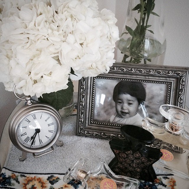 Clutter can be cute, if done stylishly. You don't have to sacrifice photos, flowers, and clocks if they go well together! Keep everything within the same color range, then accumulate away.
Clutter can be cute, if done stylishly. You don't have to sacrifice photos, flowers, and clocks if they go well together! Keep everything within the same color range, then accumulate away.