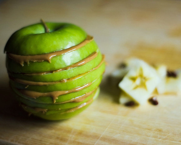 3. Apple and Almond Butter Sandwich
The fiber in the apples provides instant staying power while the almond butter is a great source of heart-healthy monounsaturated fats. Research shows that people who consume more of these monounsaturated fats do less mindless snacking and have less belly fat. Plus, the antioxidants in apples may help prevent metabolic syndrome, a condition marked by excess belly fat or an "apple shape."
To Make: Core a large apple using an apple corer. Cut apple into rounds. Choose 4 of the largest rounds and put rest of the apple away for later use. Spread two of the apple rounds with 1 tablespoon each of almond butter. Sprinkle 2 tbsp. whole-grain granola on each of the rounds with the almond butter and then finish by topping with 1 tbsp raisins each and sandwiching by placing the other two rounds on top of each one.
4. Mango-Tango Spinach Smoothie Do the prep the night before, freeze the ingredients and give them a whir in the blender before your morning commute for a delicious drinkable breakfast! One cup of mango provides 100% of your daily value for vitamin C, and vitamin C is a very important antioxidant for a fresh face in the mornings, as it is responsible for skin collagen formation and regeneration. Plus, in a study involving 4,025 middle-aged women, researchers found that higher intakes of vitamin C were associated with lower prevalence of wrinkled appearance, dryness associated with aging, and skin thinning.
To Make: Combine 1 cup skim milk, 1 sliced banana, 1/2 cup chopped frozen mango, 1 tablespoon ground flaxseed, 1 cup fresh spinach, 1/4 cup plain nonfat Greek yogurt, and 2 teaspoons honey. Blend until smooth. *Tip: Make it without wasting your precious morning minutes by washing the spinach and slicing the banana the night before. Then put all ingredients (except for the juice, yogurt and honey) in a zip-top bag and stash in the freezer. In the morning, all you’ll have to do is throw the ingredients in the blender, and you're good to go. Want more smoothie ideas? We've got 10 great ones for you right here.
Photo: K. Miller Photographs
3. Apple and Almond Butter Sandwich
The fiber in the apples provides instant staying power while the almond butter is a great source of heart-healthy monounsaturated fats. Research shows that people who consume more of these monounsaturated fats do less mindless snacking and have less belly fat. Plus, the antioxidants in apples may help prevent metabolic syndrome, a condition marked by excess belly fat or an "apple shape."
To Make: Core a large apple using an apple corer. Cut apple into rounds. Choose 4 of the largest rounds and put rest of the apple away for later use. Spread two of the apple rounds with 1 tablespoon each of almond butter. Sprinkle 2 tbsp. whole-grain granola on each of the rounds with the almond butter and then finish by topping with 1 tbsp raisins each and sandwiching by placing the other two rounds on top of each one.
4. Mango-Tango Spinach Smoothie Do the prep the night before, freeze the ingredients and give them a whir in the blender before your morning commute for a delicious drinkable breakfast! One cup of mango provides 100% of your daily value for vitamin C, and vitamin C is a very important antioxidant for a fresh face in the mornings, as it is responsible for skin collagen formation and regeneration. Plus, in a study involving 4,025 middle-aged women, researchers found that higher intakes of vitamin C were associated with lower prevalence of wrinkled appearance, dryness associated with aging, and skin thinning.
To Make: Combine 1 cup skim milk, 1 sliced banana, 1/2 cup chopped frozen mango, 1 tablespoon ground flaxseed, 1 cup fresh spinach, 1/4 cup plain nonfat Greek yogurt, and 2 teaspoons honey. Blend until smooth. *Tip: Make it without wasting your precious morning minutes by washing the spinach and slicing the banana the night before. Then put all ingredients (except for the juice, yogurt and honey) in a zip-top bag and stash in the freezer. In the morning, all you’ll have to do is throw the ingredients in the blender, and you're good to go. Want more smoothie ideas? We've got 10 great ones for you right here.
Photo: K. Miller Photographs