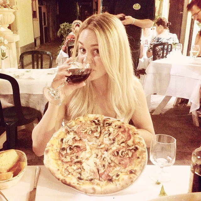 Lauren drank wine and ate pizza on her honeymoon.
Lauren drank wine and ate pizza on her honeymoon.