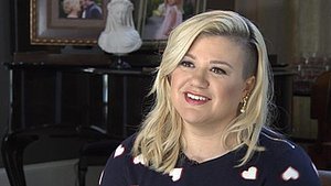 Kelly Clarkson Shuts Down Fat Shamer Kelly Clarkson Shuts Down Fat Shamer