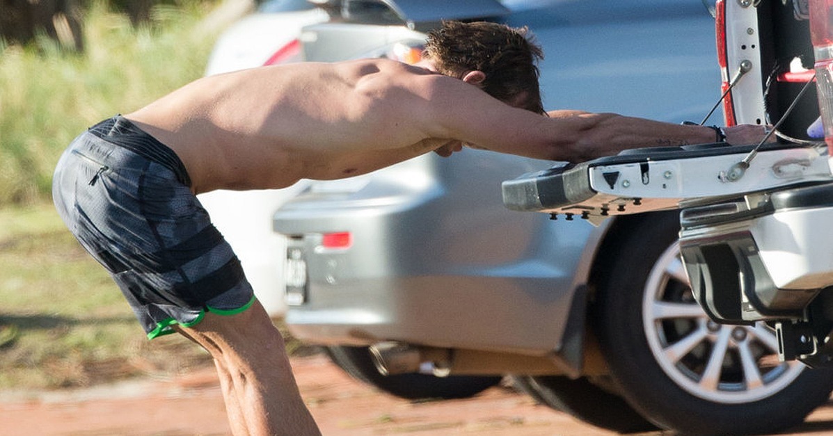 Chris Hemsworth Shirtless After Surfing - POPSUGAR