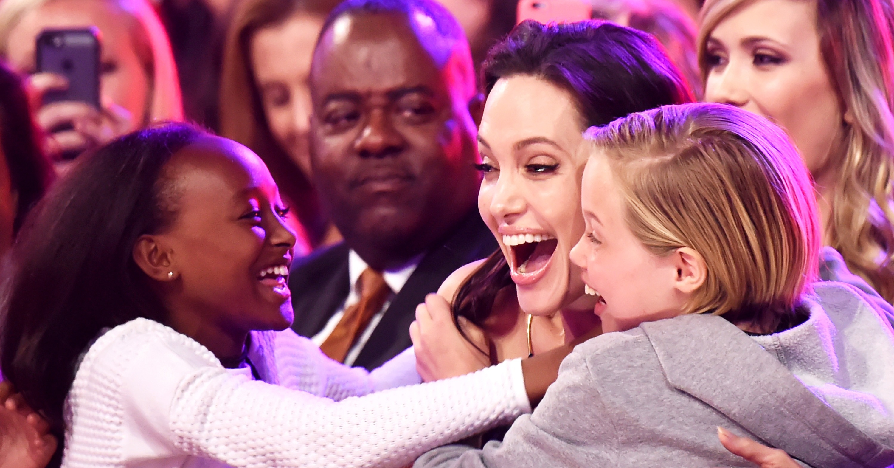 When Angelina Jolie Was Ultra Sweet With Her Kids At The Kids' Choice ...