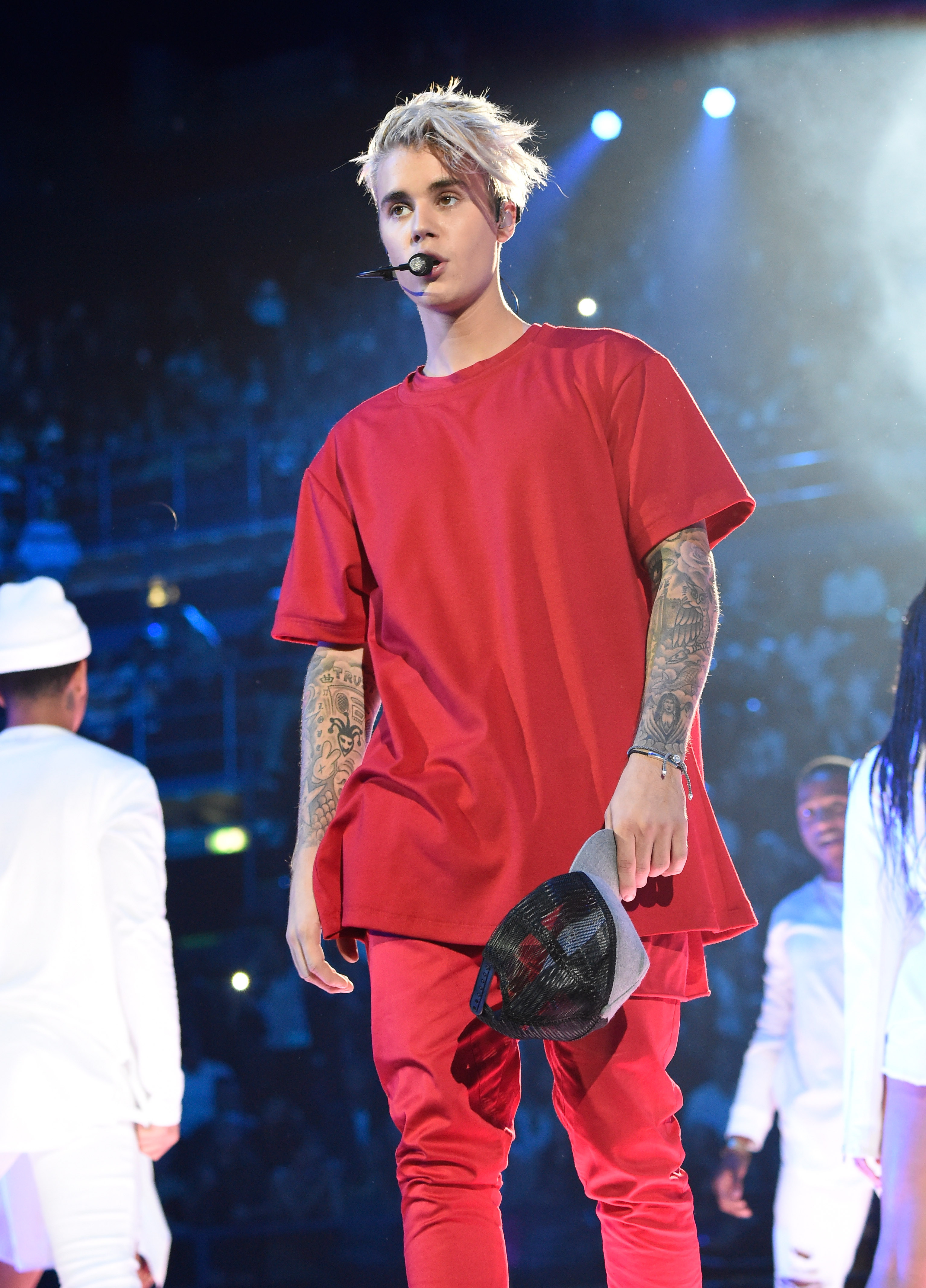 Celebrity Gossip & News | Justin Bieber Looks Cuter Than Ever While Cleaning Up at the ...