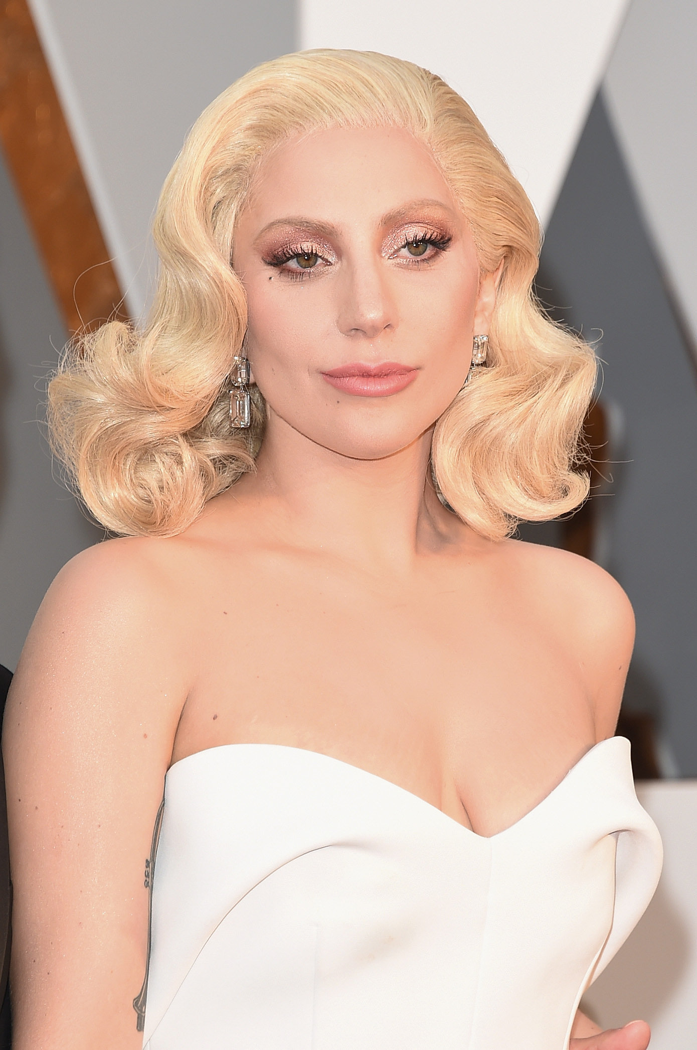 Lady-Gaga-Hair-2016-Oscars.jpg