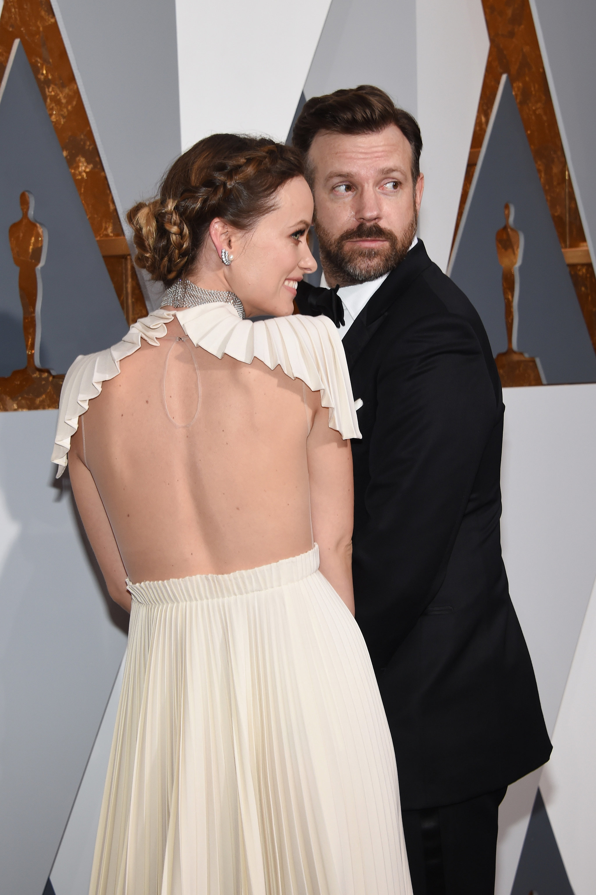 Olivia-Wilde-Jason-Sudeikis-Showing-Off-Looks-From-Behind.jpg