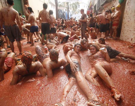 You Say Tomato I Say Fooood Fight annual la tomatina tomato fight in valencia spain You Say Tomato I Say Fooood Fight annual la tomatina tomato fight in valencia spain