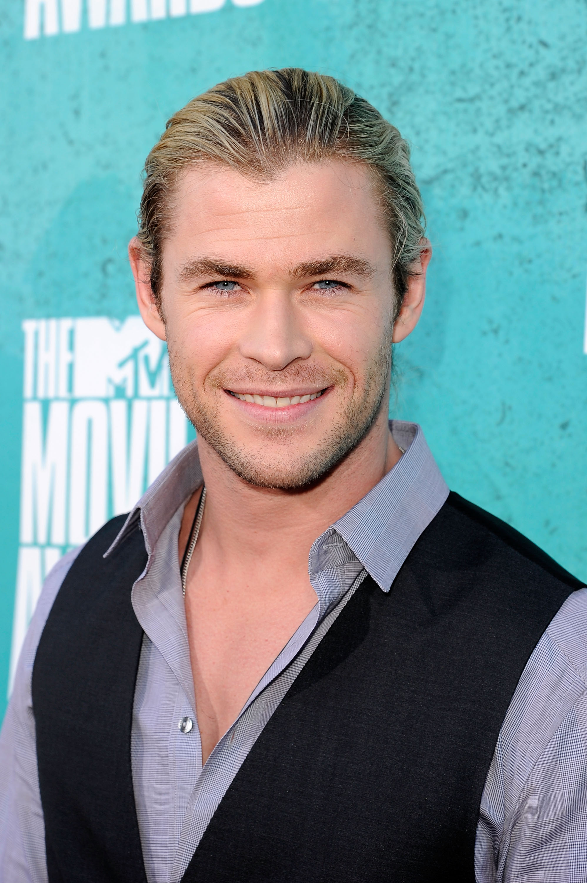 Chris Hemsworth smiled for the camera on the red carpet. | All the ...