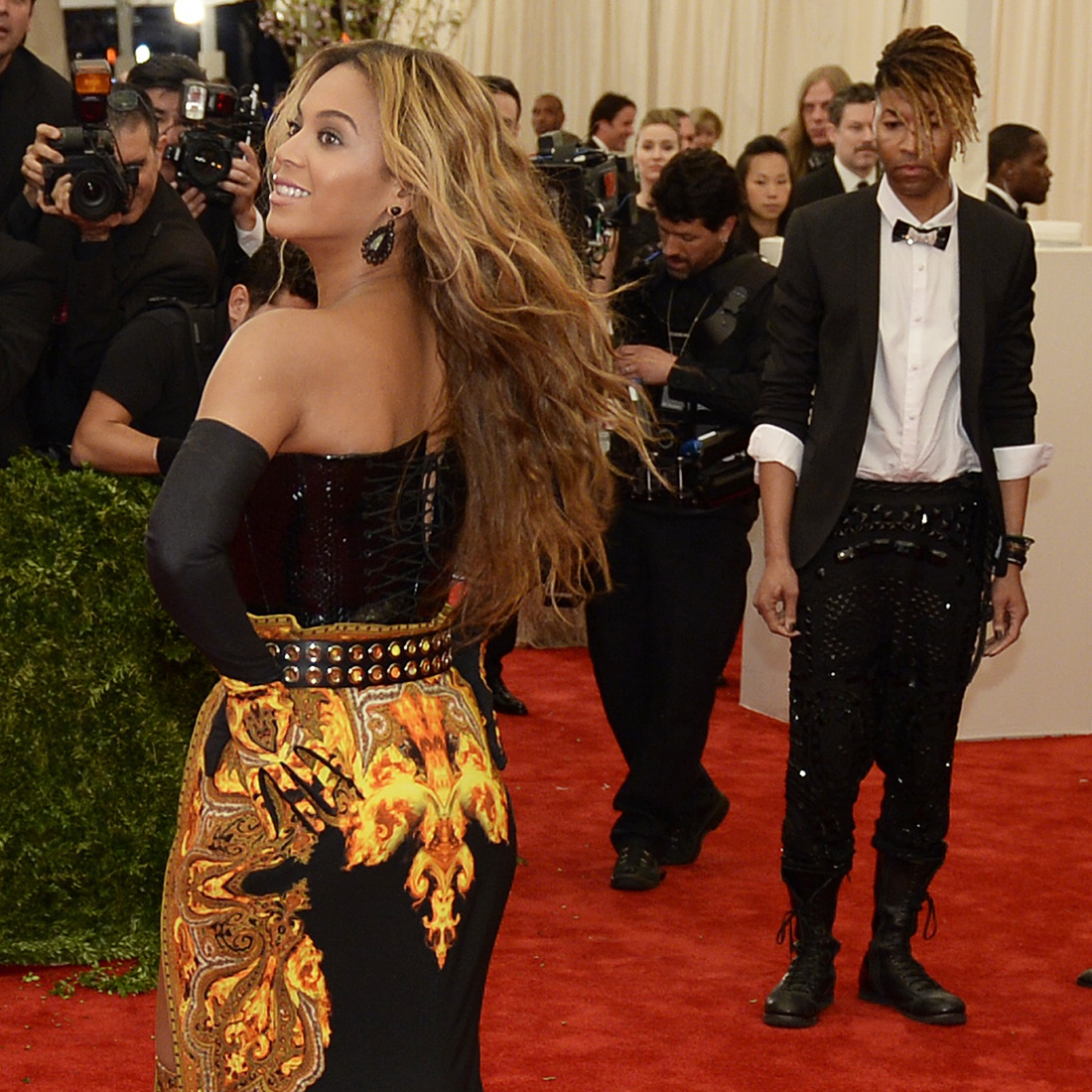 Beyonces Personal Dress Train Assistant At 2013 Met Gala Popsugar