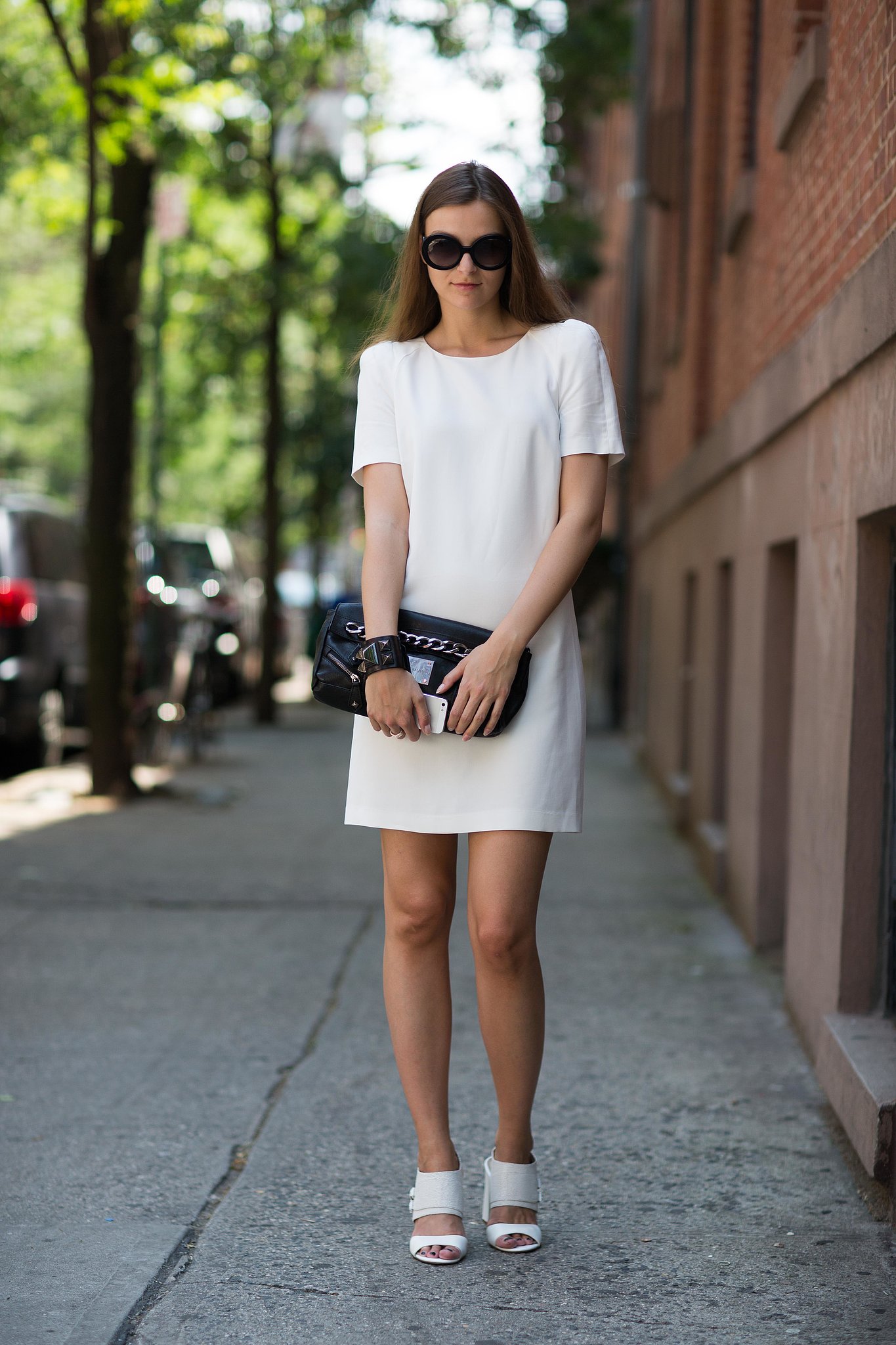 This minimalist LWD and clutch added up to a foolproof date-night look ...