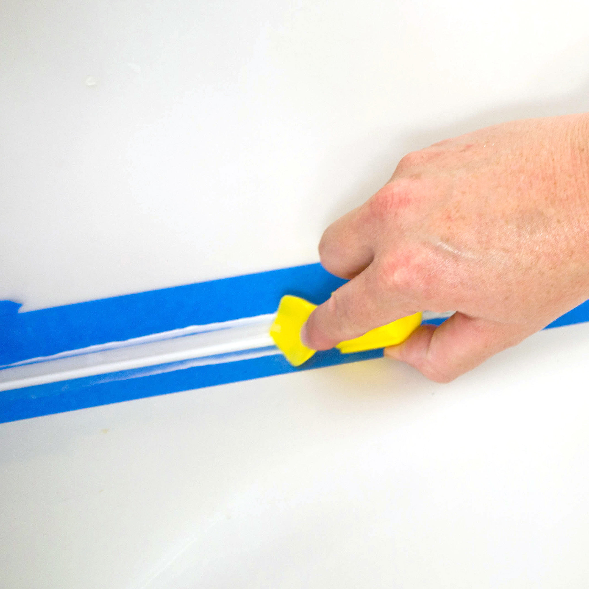 How To Caulk Around A Bathtub POPSUGAR Smart Living   0b36617469a8559b  1200693 .xxxlarge 2x 