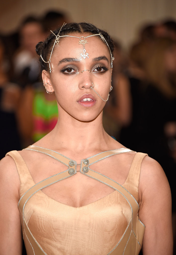 https://media4.popsugar-assets.com/files/2016/05/02/117/n/1922398/c9028e37c3d7d719_GettyImages-527381374GYd3sJ.xxxlarge/i/Robert-Pattinson-FKA-Twigs-Met-Gala-2016.jpg
