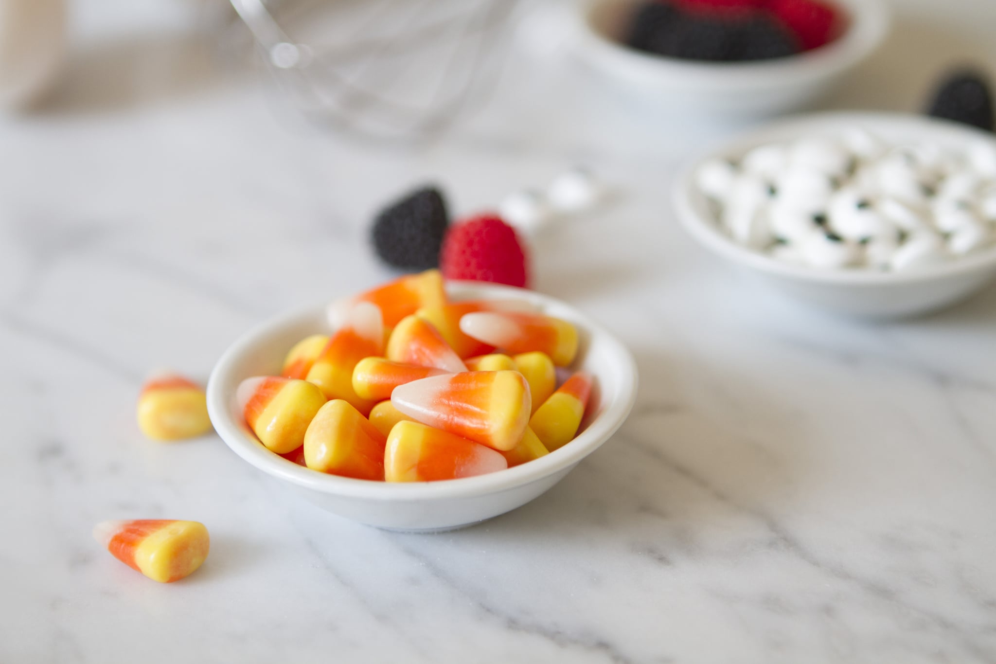 PopsugarLivingBudget TipsCheap Halloween CandyTrick or Treat! Where to Score Cheap Halloween CandyOctober 26, 2015 by Lisette MejiaFirst Published: September 25, 2013154 SharesChat with us on Facebook Messenger. Learn what's trending across POPSUGAR.Nobody wants to be the one person on the block who doesn't hand out Halloween candy. If price is a factor that might make you skip out on the trick-or-treat tradition (or you just want to save a bundle for your costume bash), listen up! All of these places offer affordable sweets for neighborhood kids or partygoers to enjoy. Sweet tooths everywhere — and your wallet — will thank you.Your kitchen: From caramel squares to chocolate truffles, making your own homemade candy will save you a bundle. It might take a little bit of time, but it will definitely get you in the holiday spirit.Online retailers: Consider sites like Candy Warehouse or Oriential Trading Company go-tos for the sweet stuff. Their prices are among the lowest out there, and they often come in fun - 웹