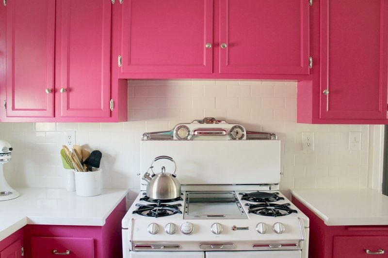 Menerapkan warna pink untuk kitchen set? Wah, ide menarik! (sumber: popsugar.com)